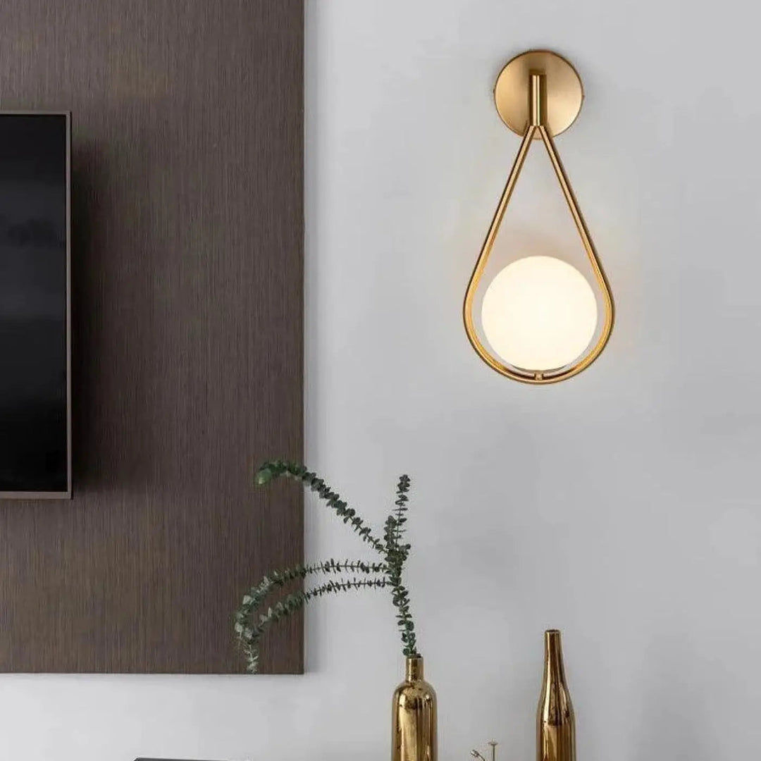 Applique murale LED en verre sphère suspendue noire, design moderne pour mur blanc, marque Luminaire Essenza.