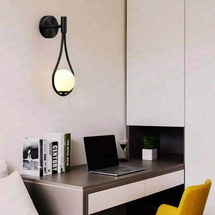 Applique murale LED en verre en forme de goutte d'eau noire avec suspension, design élégant et moderne Luminaire Essenza.