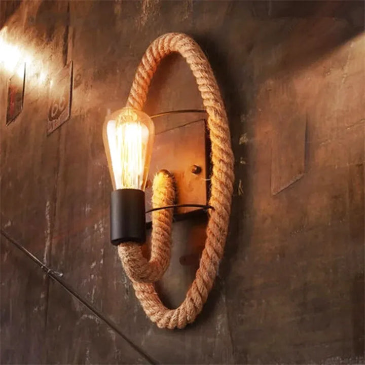 Applique murale industrielle vintage en corde de chanvre de Luminaire Essenza, avec un design elliptiques et aspect rustique.