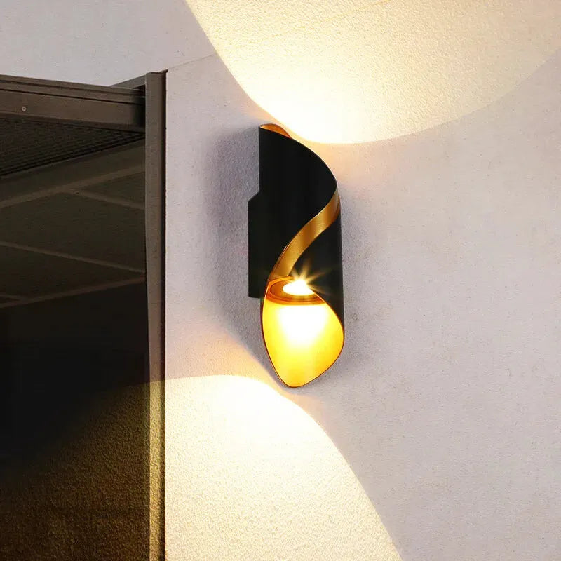 Applique murale LED design nordique en spirale de Luminaire Essenza, éclairage moderne pour intérieur élégant.