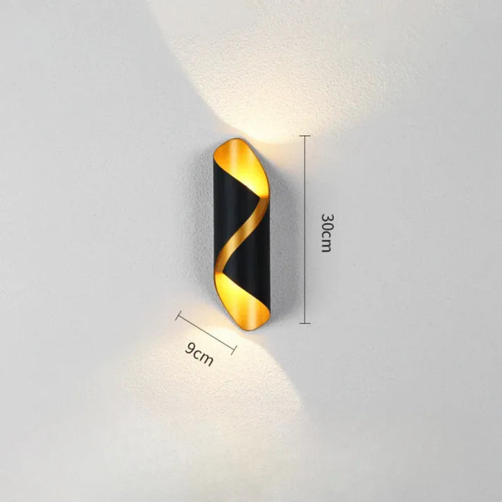 Applique murale LED design nordique en spirale, Luminaire Essenza, éclairage moderne et élégant pour intérieur.