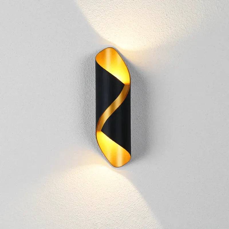 Applique murale LED design nordique en spirale noire de 30 cm avec éclairage blanc chaud 2700-3500K, marque Luminaire Essenza.