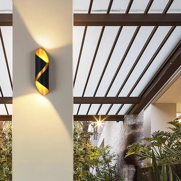 Applique murale LED design nordique en spirale, luminaire moderne et élégant pour décoration intérieure.