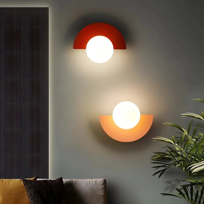 Applique murale LED en verre coloré avec interrupteur, design nordique élégant, luminaire moderne pour décoration intérieure.