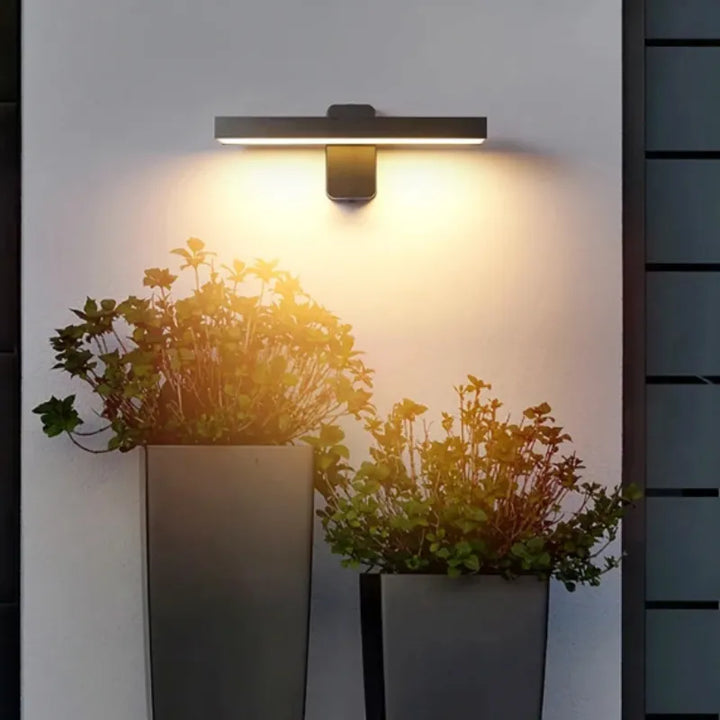 Applique murale LED extérieure moderne minimaliste Luminaire Essenza, blanche, 20 cm, lumière blanc chaud, design épuré.