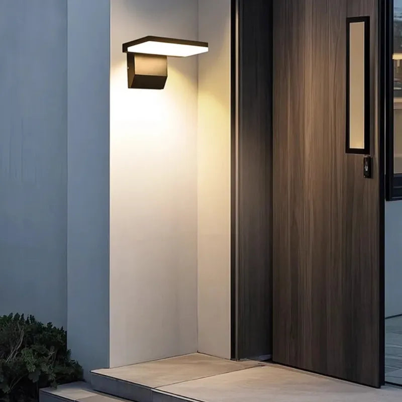Applique murale LED extérieure moderne et minimaliste Luminaire Essenza avec détecteur de mouvement, finition noire ou blanche.