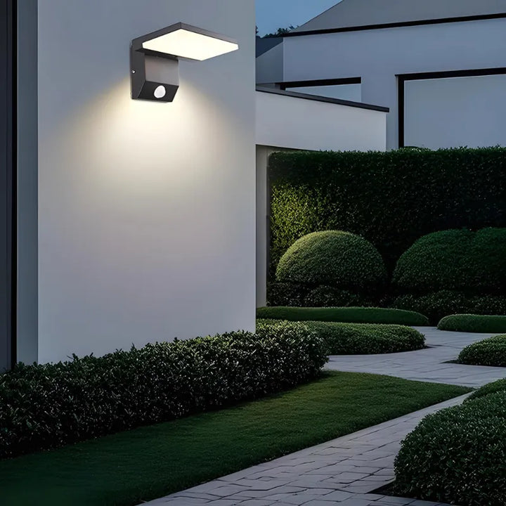 Applique murale LED extérieure moderne et minimaliste Luminaire Essenza avec détecteur de mouvement, finition noire ou blanche.