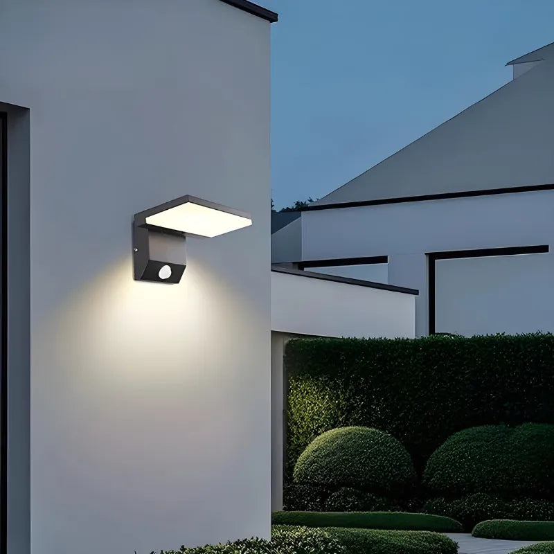 Applique murale LED extérieure moderne et minimaliste de Luminaire Essenza avec détecteur de mouvement, finition noire ou blanche.