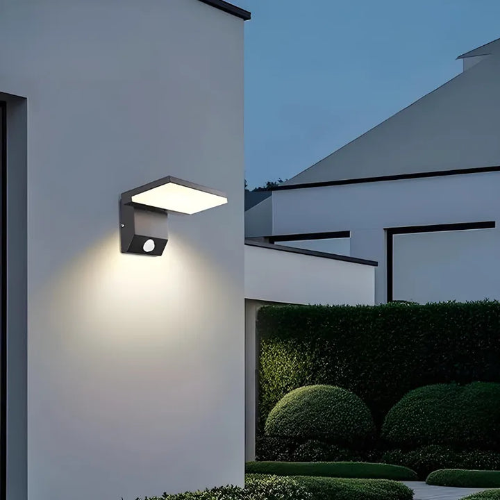Applique murale LED extérieure moderne et minimaliste de Luminaire Essenza avec détecteur de mouvement, finition noire ou blanche.