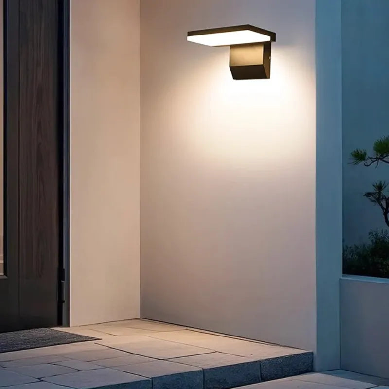 Applique murale LED extérieure moderne et minimaliste Luminaire Essenza avec détecteur de mouvement, finition noire ou blanche.
