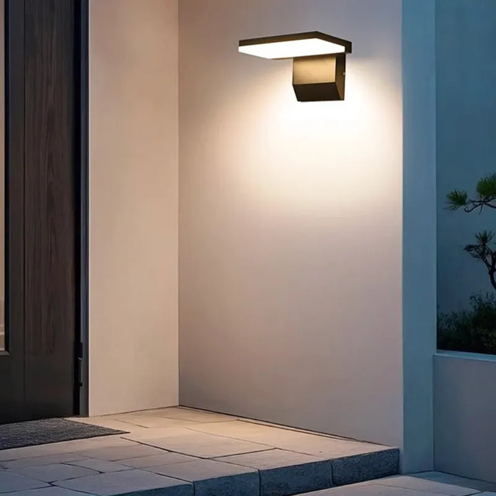 Applique murale LED extérieure moderne et minimaliste Luminaire Essenza avec détecteur de mouvement, finition noire ou blanche.