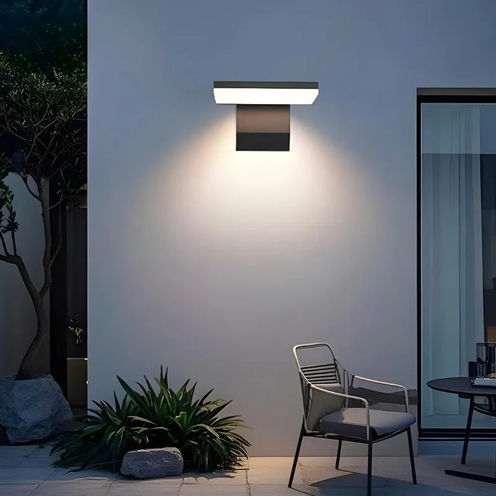 Applique murale LED extérieure moderne et minimaliste de Luminaire Essenza avec détecteur de mouvement, en noir ou blanc.