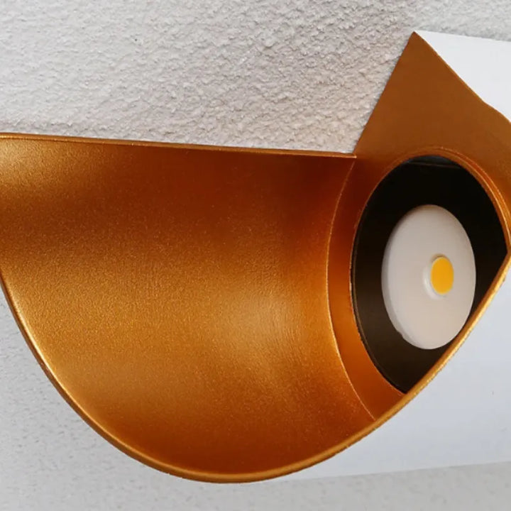 Applique murale LED extérieure Luminaire Essenza, design scandinave spiralé, minimaliste, étanche, pour éclairage extérieur moderne.