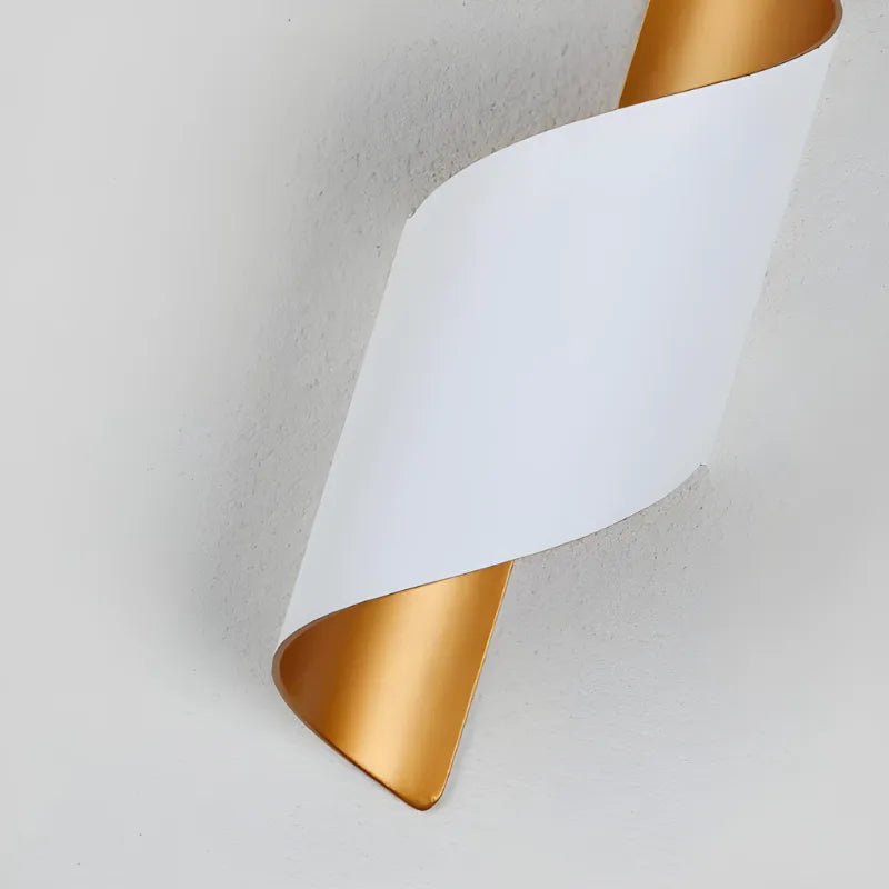 Applique murale LED extérieure Luminaire Essenza, design scandinave spiralé, minimaliste, étanche, moderne pour l'extérieur.