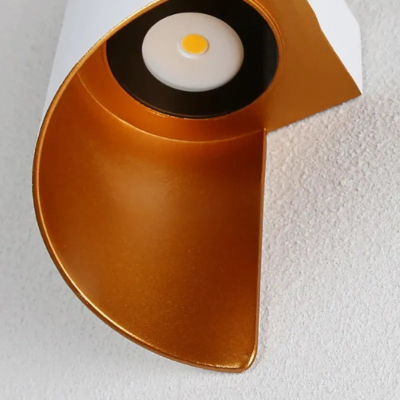Applique murale LED extérieure Luminaire Essenza, design scandinave spiralé, étanche, moderne et minimaliste pour extérieur.
