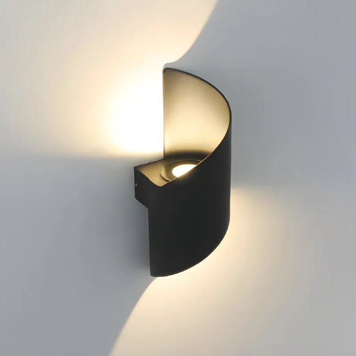 Applique murale LED extérieure Luminaire Essenza, design scandinave spiralé, minimaliste, étanche, pour éclairage moderne et élégant.
