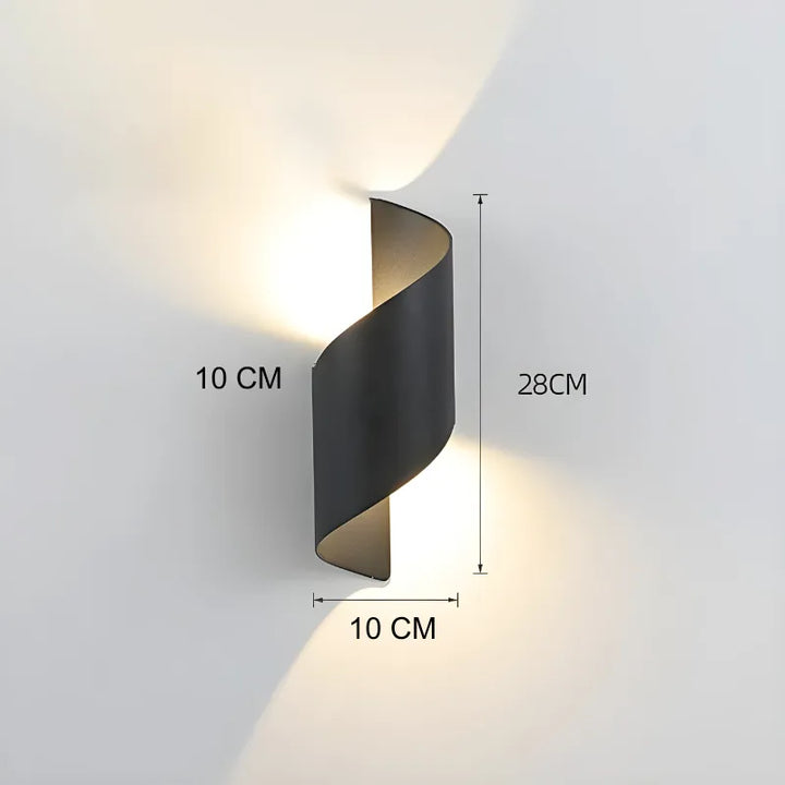 Applique murale LED extérieure scandinave, design spiralé minimaliste et moderne, étanche, pour éclairage extérieur élégant.