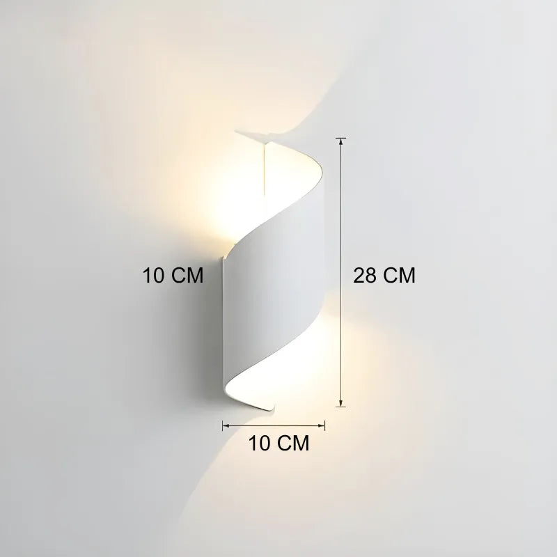 Applique murale extérieure LED Luminaire Essenza, design scandinave spiralé, minimaliste, étanche, moderne pour éclairage extérieur.