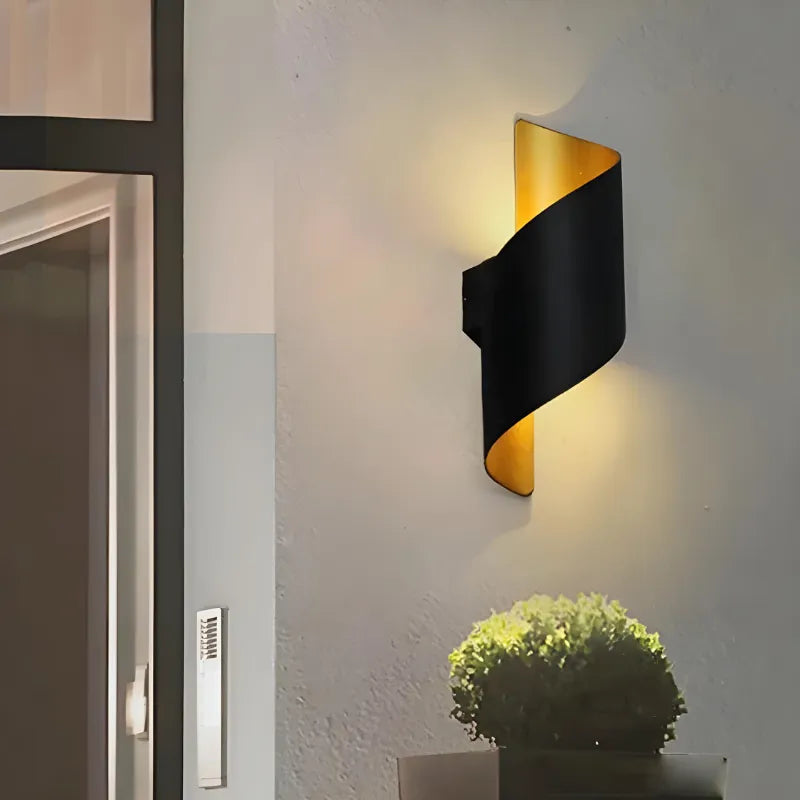 Applique murale LED extérieure Luminaire Essenza, design scandinave spiralé, minimaliste, étanche, pour éclairage extérieur moderne.