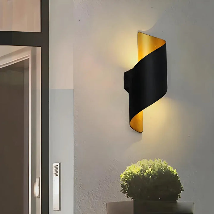 Applique murale LED extérieure Luminaire Essenza, design scandinave spiralé, minimaliste, étanche, pour éclairage extérieur moderne.