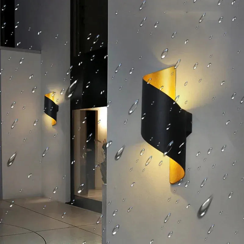 Applique murale LED extérieure Luminaire Essenza, design scandinave spiralé, minimaliste, moderne et étanche pour extérieur.