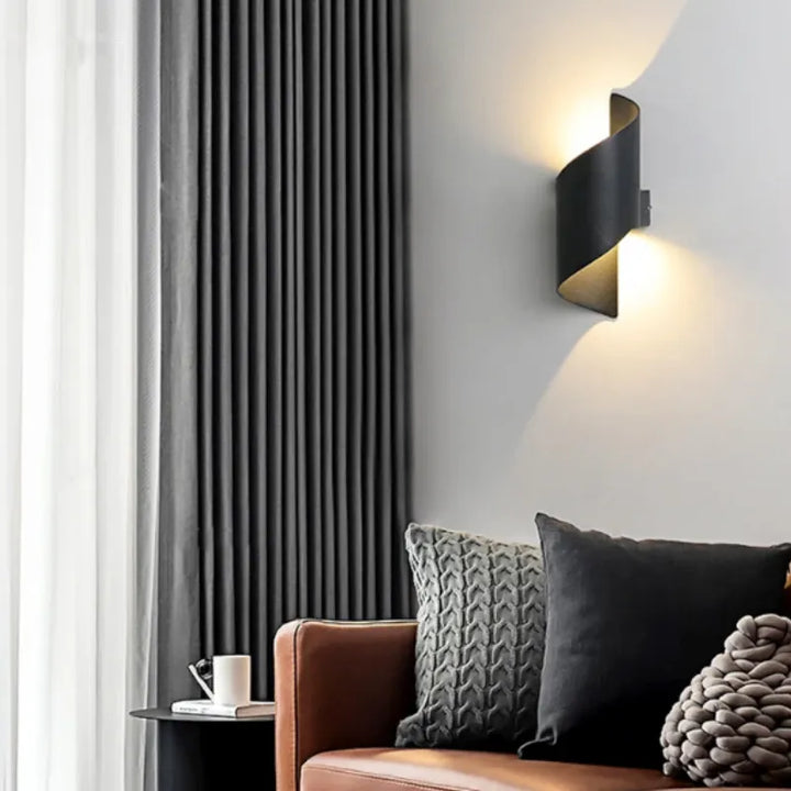 Applique murale LED extérieure Luminaire Essenza, design scandinave spiralé, minimaliste et étanche pour extérieur moderne.