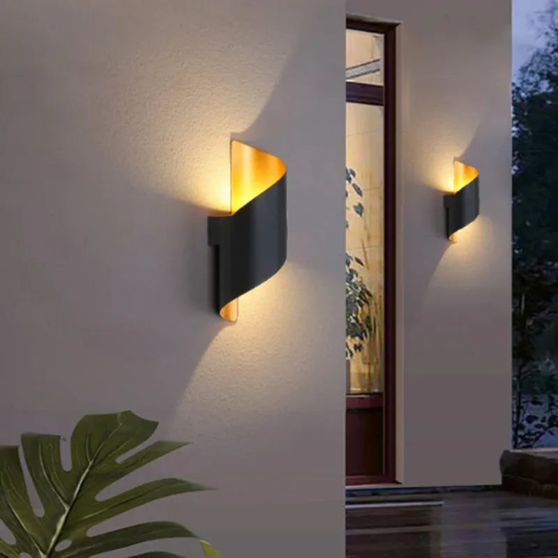 Applique murale LED extérieure Luminaire Essenza, design scandinave spiralé, minimaliste, étanche, moderne pour éclairage extérieur.