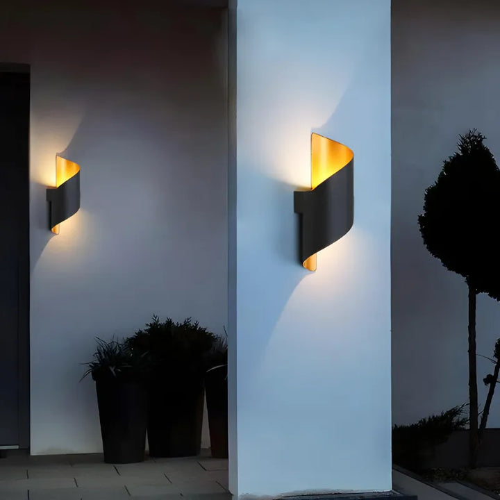 Applique murale LED extérieure Luminaire Essenza, design scandinave spiralé, étanche, minimaliste et moderne pour extérieur.