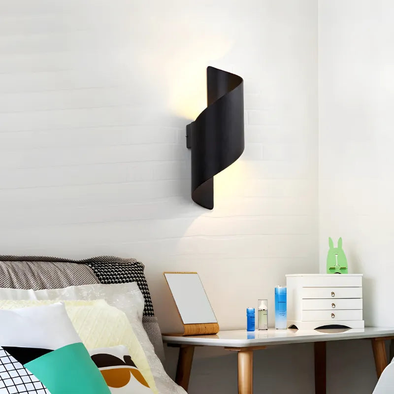 Applique murale LED extérieure Luminaire Essenza au design spiralé scandinave minimaliste et étanche.