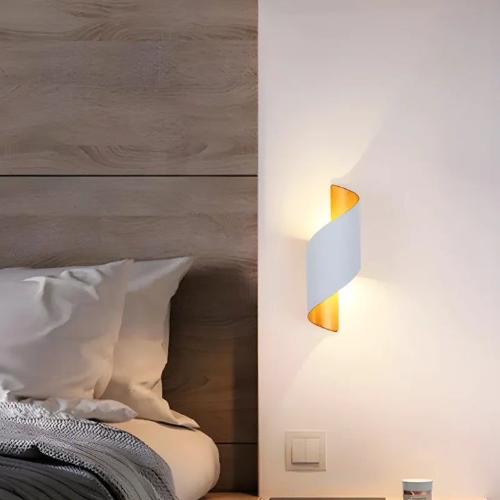 Applique murale LED extérieure Luminaire Essenza, design scandinave spiralé, minimaliste, moderne et étanche pour l'extérieur.