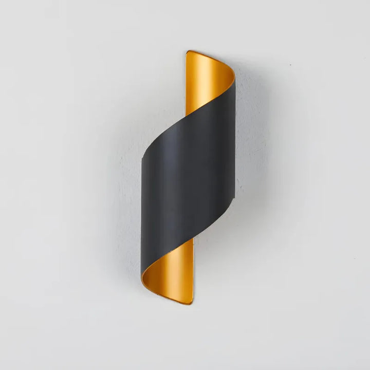 Applique murale LED extérieure Luminaire Essenza, design scandinave spiralé, minimaliste, moderne, étanche pour extérieur.