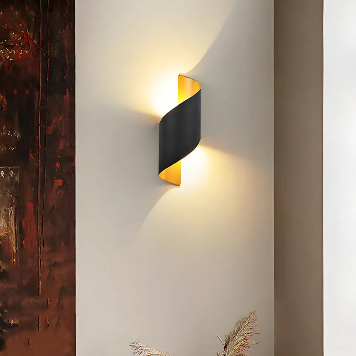 Applique murale LED extérieure Luminaire Essenza, design scandinave spiralé minimaliste et étanche, idéale pour l'extérieur moderne.