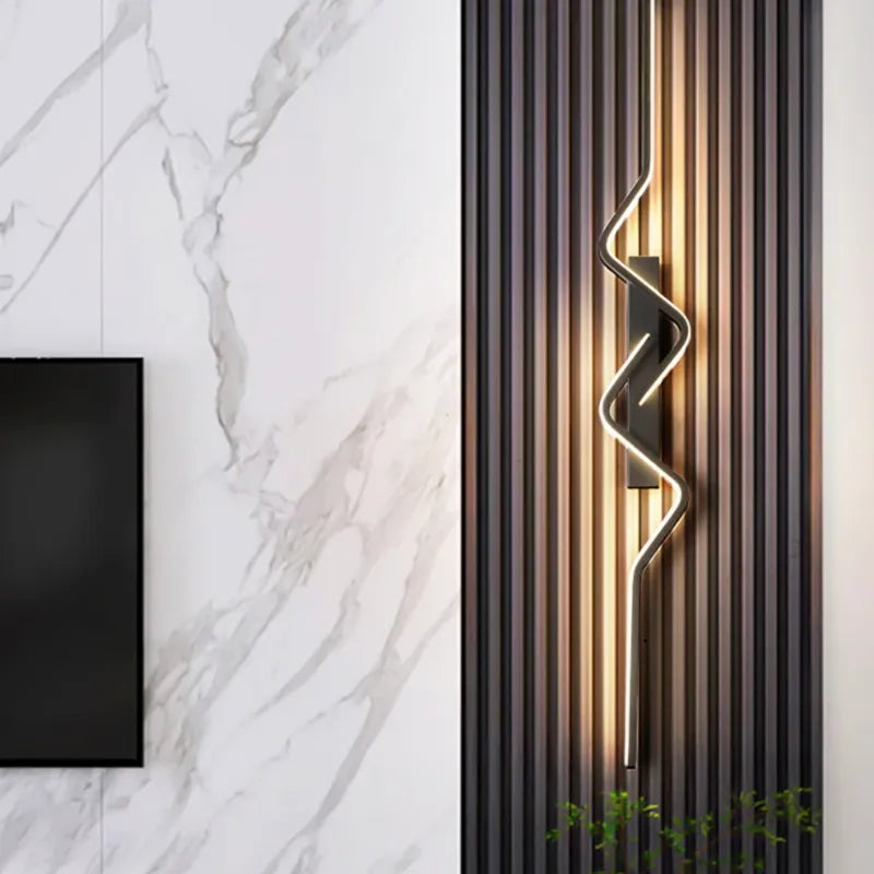 Applique murale LED longue de 80 cm en blanc froid, design moderne et décoratif, de la marque Luminaire Essenza.