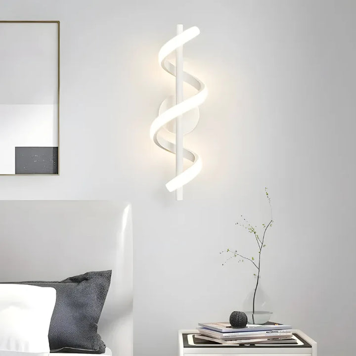Applique murale LED Luxe Luminaire Essenza, noir, blanc et or, éclairage blanc chaud, design élégant pour décoration intérieure.