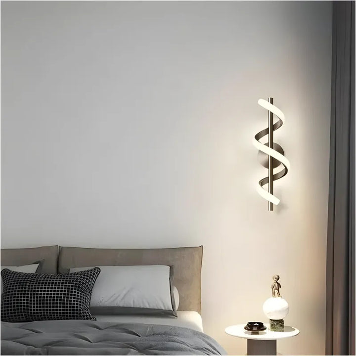 Applique murale LED Luxe Luminaire Essenza en noir, blanc et or avec éclairage chaud, design élégant et moderne.