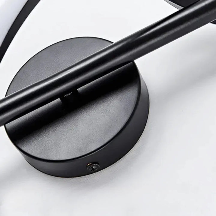 Applique murale LED Luxe Luminaire Essenza en noir, blanc et or avec éclairage chaud, design moderne et élégant.