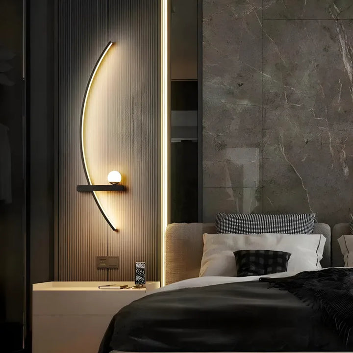 Applique murale LED minimaliste moderne en forme d'arc de cercle noir avec lumière blanc chaud, de 55 cm, par Luminaire Essenza.