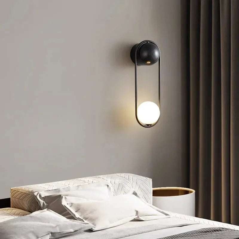 Applique murale LED minimaliste moderne Luminaire Essenza avec boule suspendue en noir ou blanc, lumière chaude 2700-3500K.