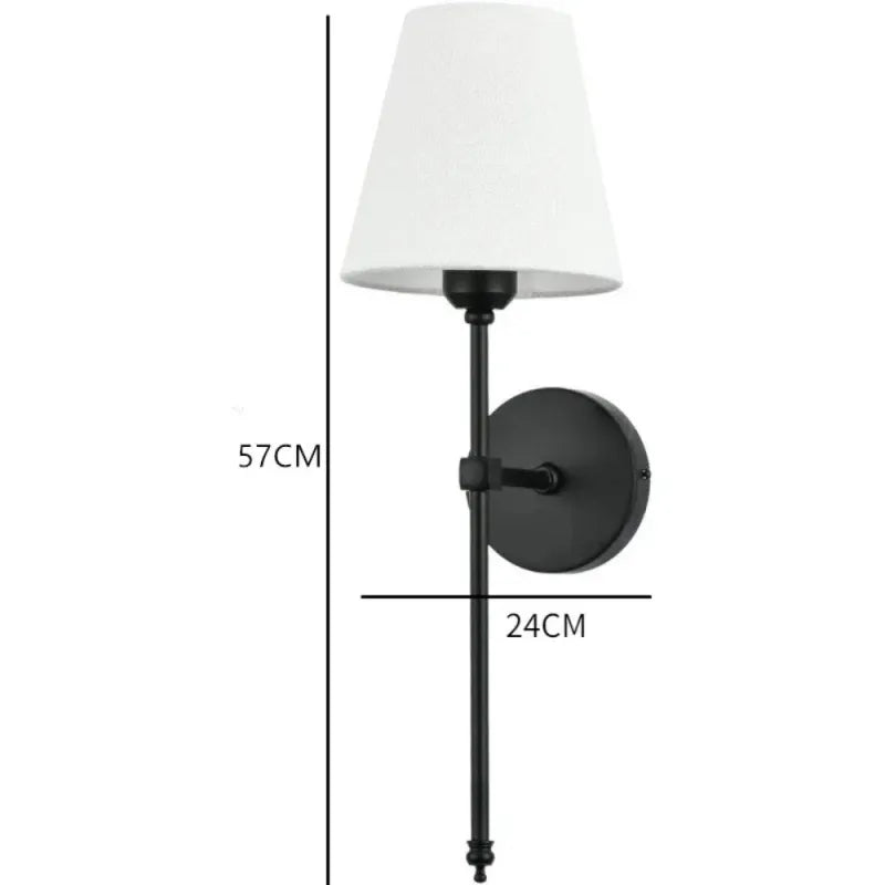 Applique murale LED moderne de style américain, noire, conçue par Luminaire Essenza, fixation murale élégante et contemporaine.