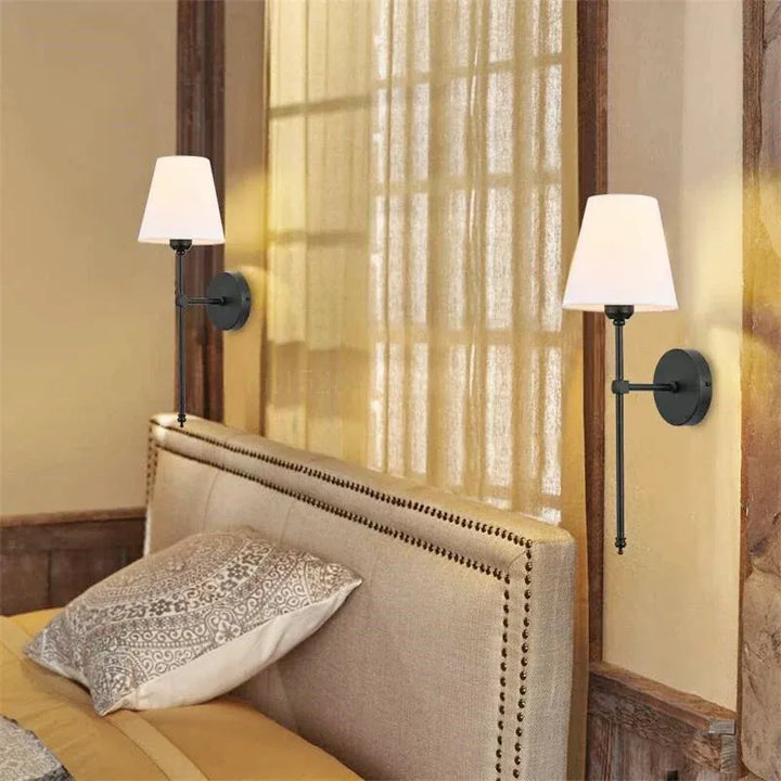Deux appliques murales LED modernes de style américain en noir, fabriquées par Luminaire Essenza, fixées sur un mur.