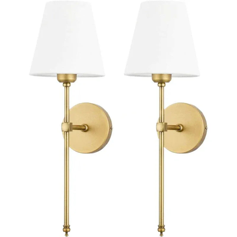 Deux appliques murales LED modernes de style américain Luminaire Essenza, en finition or, fixées sur un mur.