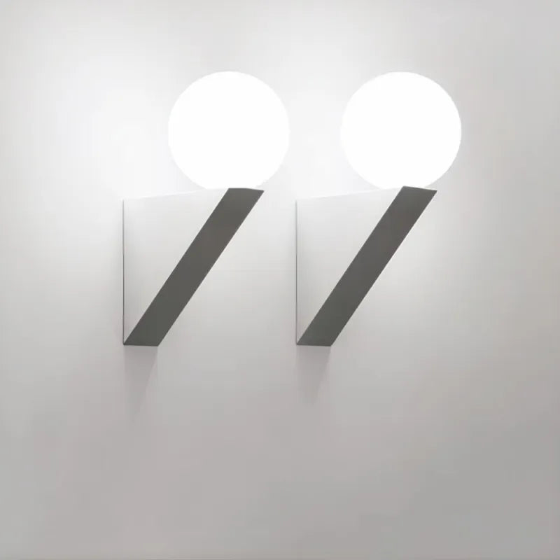 Applique murale LED moderne Luminaire Essenza avec boule de verre blanc chaud, design élégant et lumineux pour intérieur.
