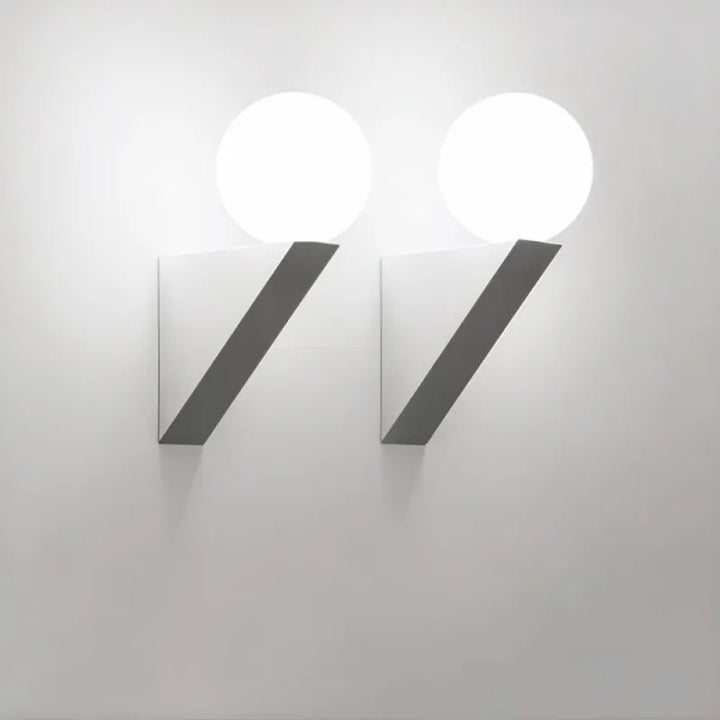 Applique murale LED moderne Luminaire Essenza avec boule de verre blanc chaud, design élégant et lumineux pour intérieur.