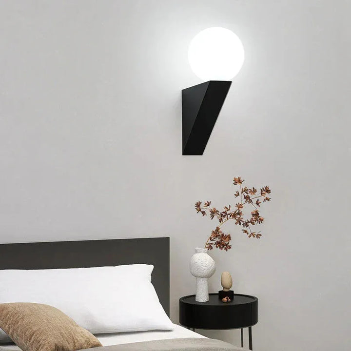 Applique murale LED moderne Luminaire Essenza avec boule de verre noire et blanche, lumière chaude élégante pour intérieur.