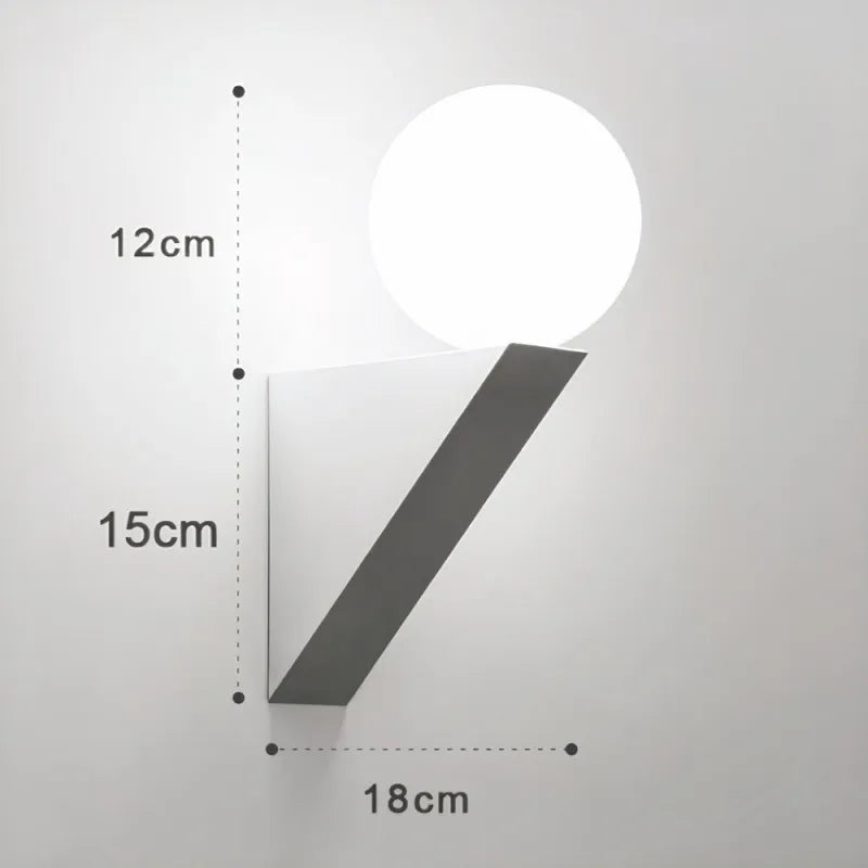 Applique murale LED moderne Luminaire Essenza avec boule de verre noir et blanc, éclairage chaud, design élégant et luxueux.