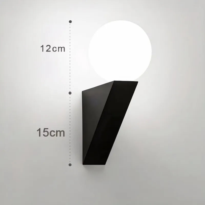 Applique murale LED moderne et luxueuse Luminaire Essenza avec boule de verre noire et blanche, éclairage chaud.