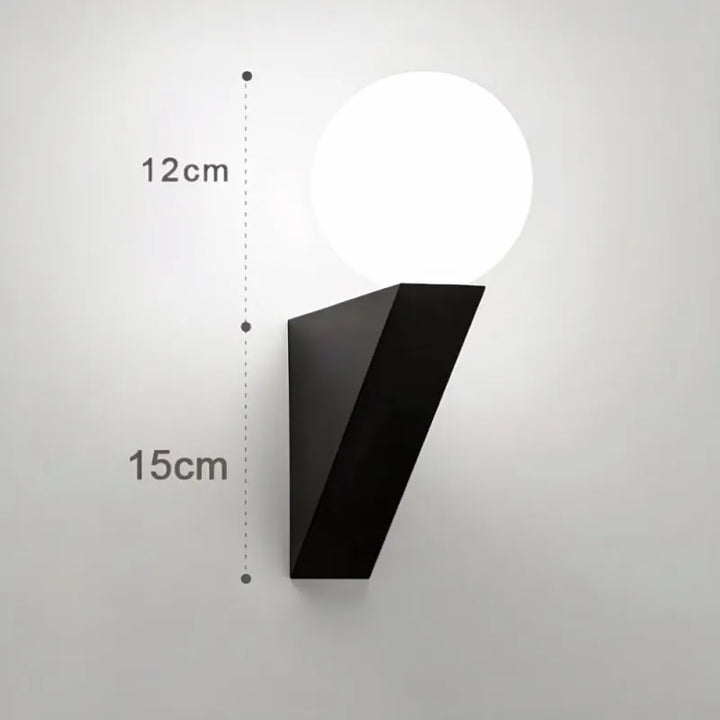Applique murale LED moderne et luxueuse Luminaire Essenza avec boule de verre noire et blanche, éclairage chaud.