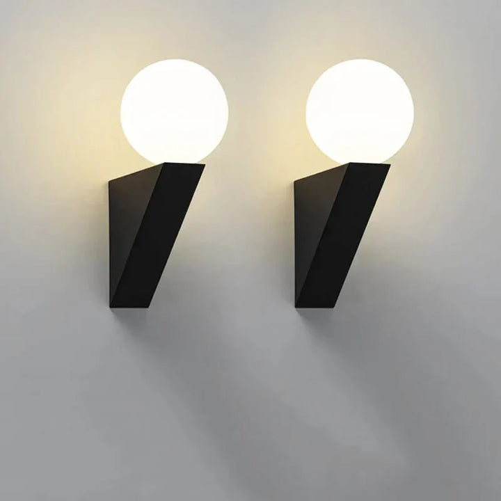 Applique murale LED moderne avec boule de verre noir et blanc, éclairage chaud, design élégant et sophistiqué.