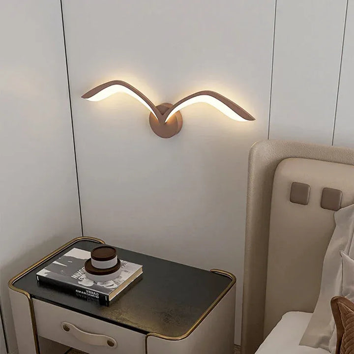 Applique murale LED nordique en forme d'oiseau blanc avec lumière chaude, design moderne et élégant pour décoration intérieure.