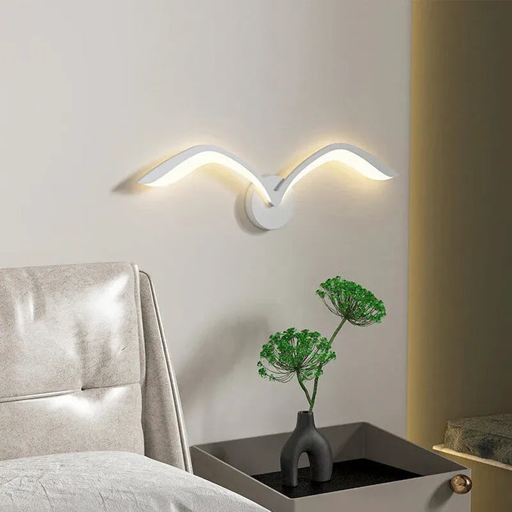 Applique murale LED nordique en forme d'oiseau blanc avec lumière chaude, conçue par Luminaire Essenza.